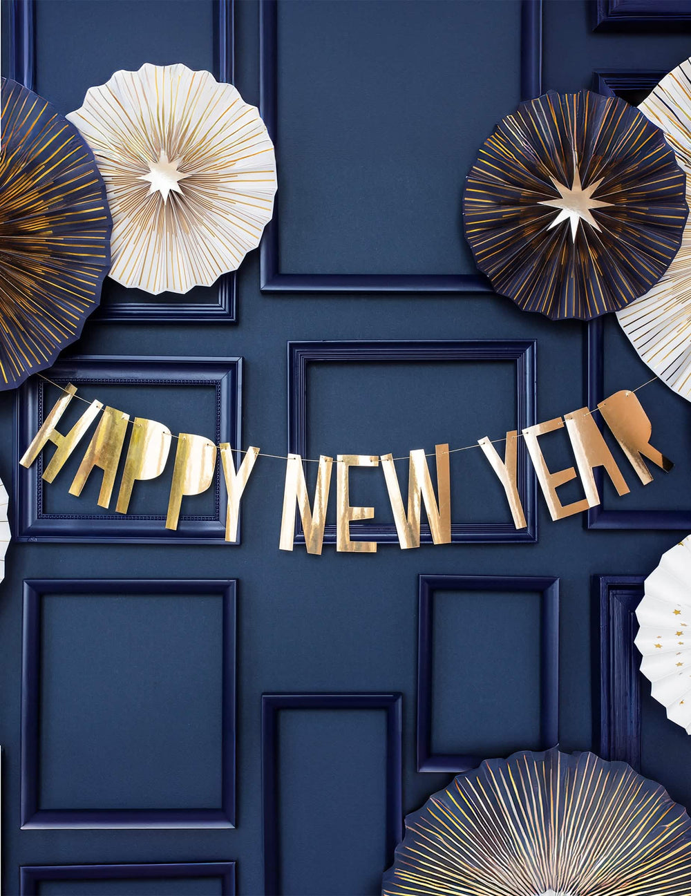 Mise en scène décorative de la guirlande en carton Happy New Year