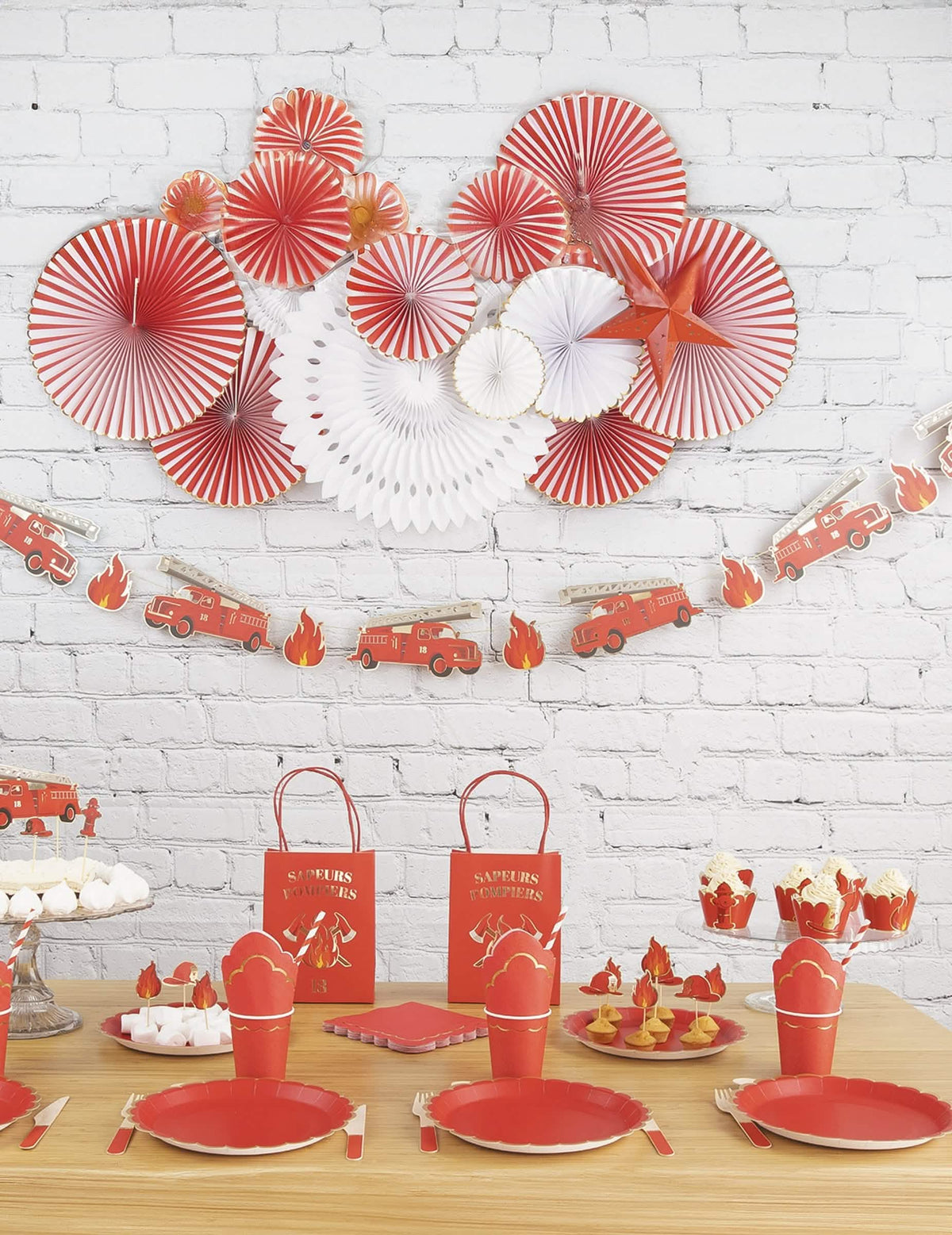 Vue du buffet de fête décoré avec la guirlande en carton Pompier