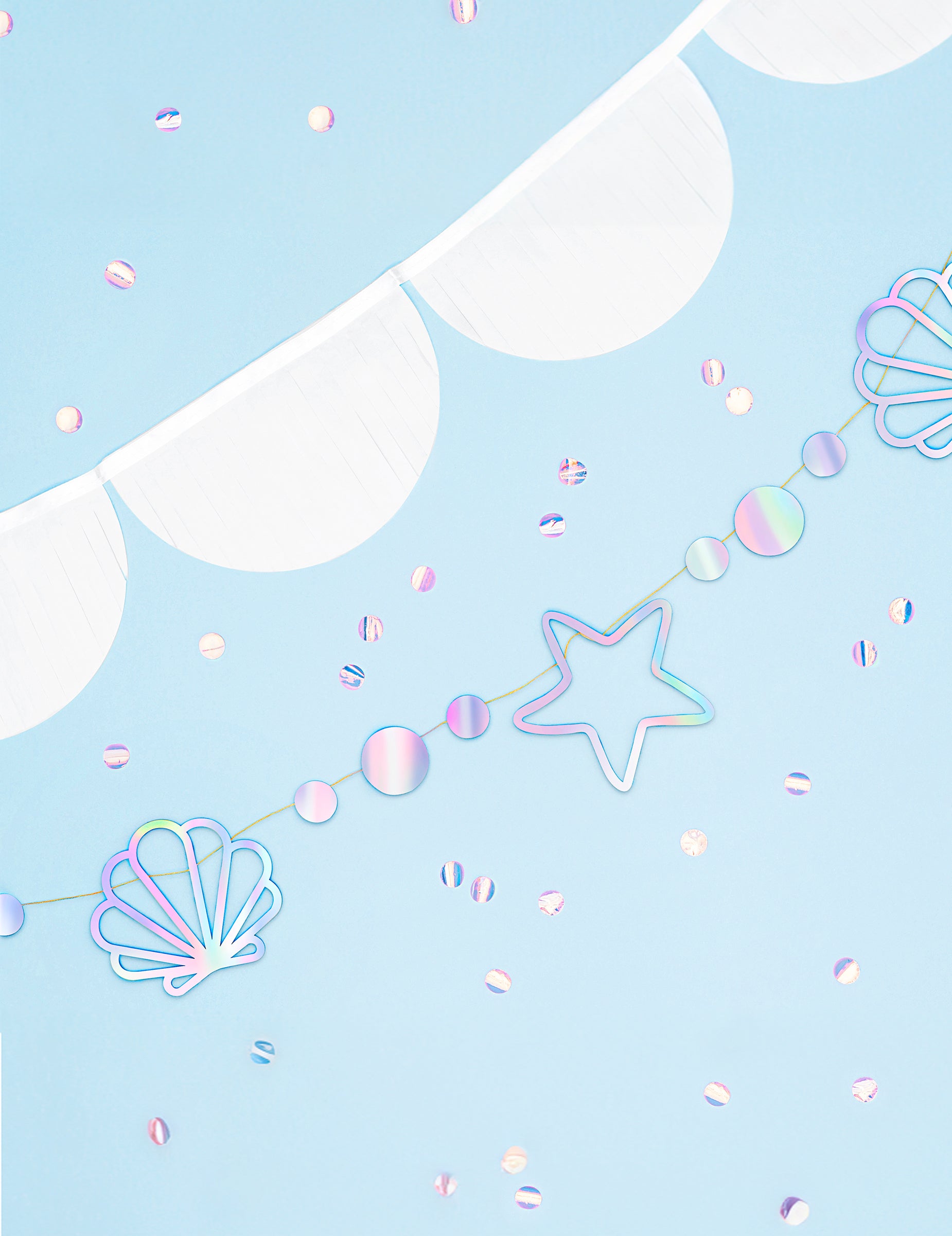 Mise en situation avec confettis de la guirlande en carton sirène