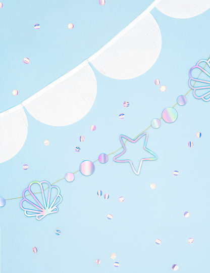 Mise en situation avec confettis de la guirlande en carton sirène