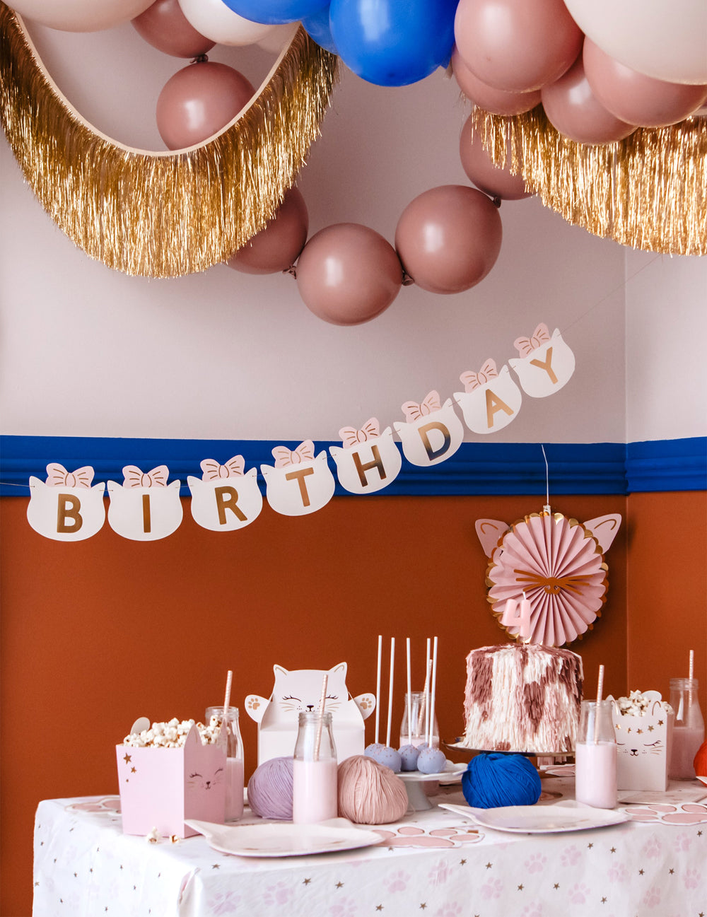 Mise en situation du mot BIRTHDAY de la guirlande happy birthday chatons pour enfant