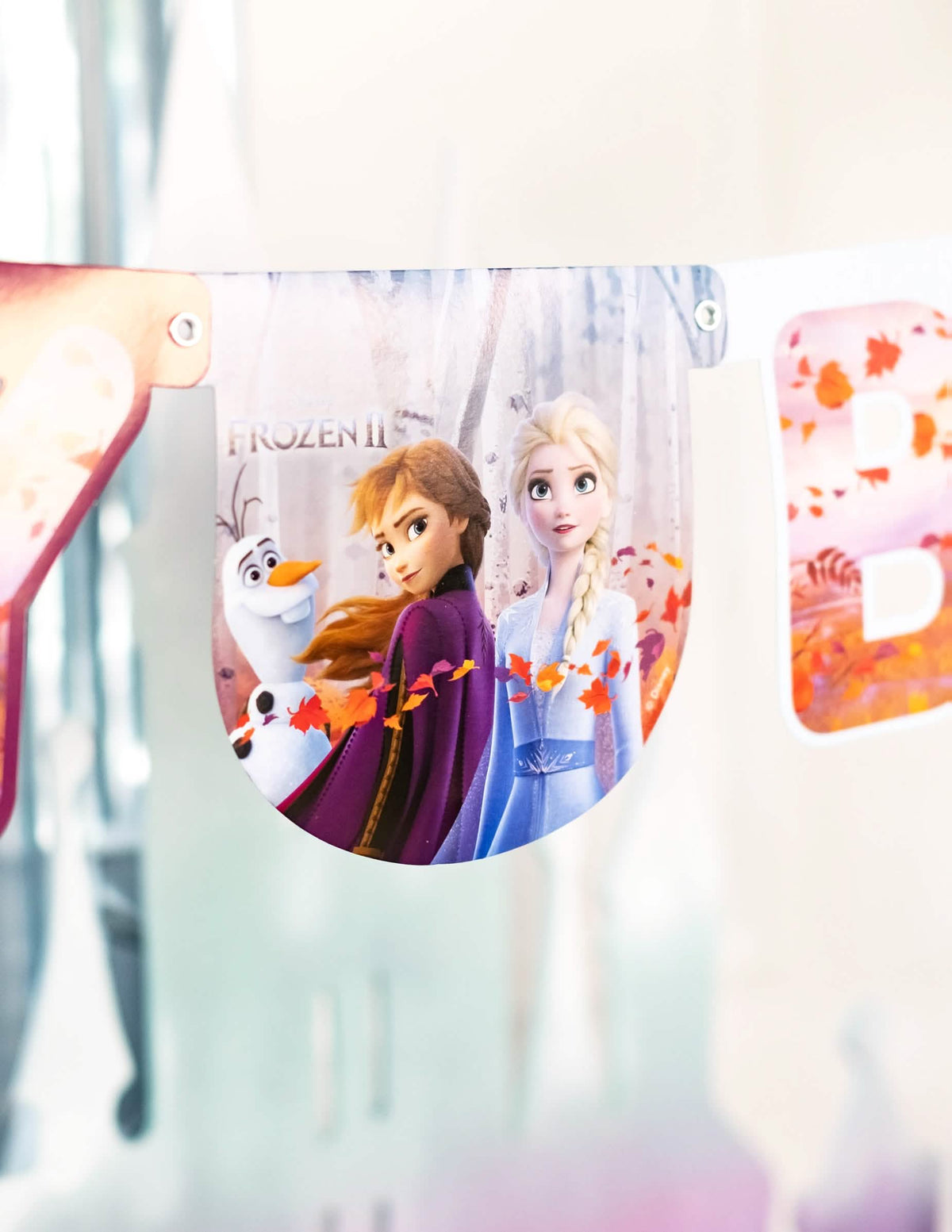 Detail des Wimpels mit Anna, Elsa und Olaf der Girlande happy birthday Elsa Frozen - Die Eiskönigin 2