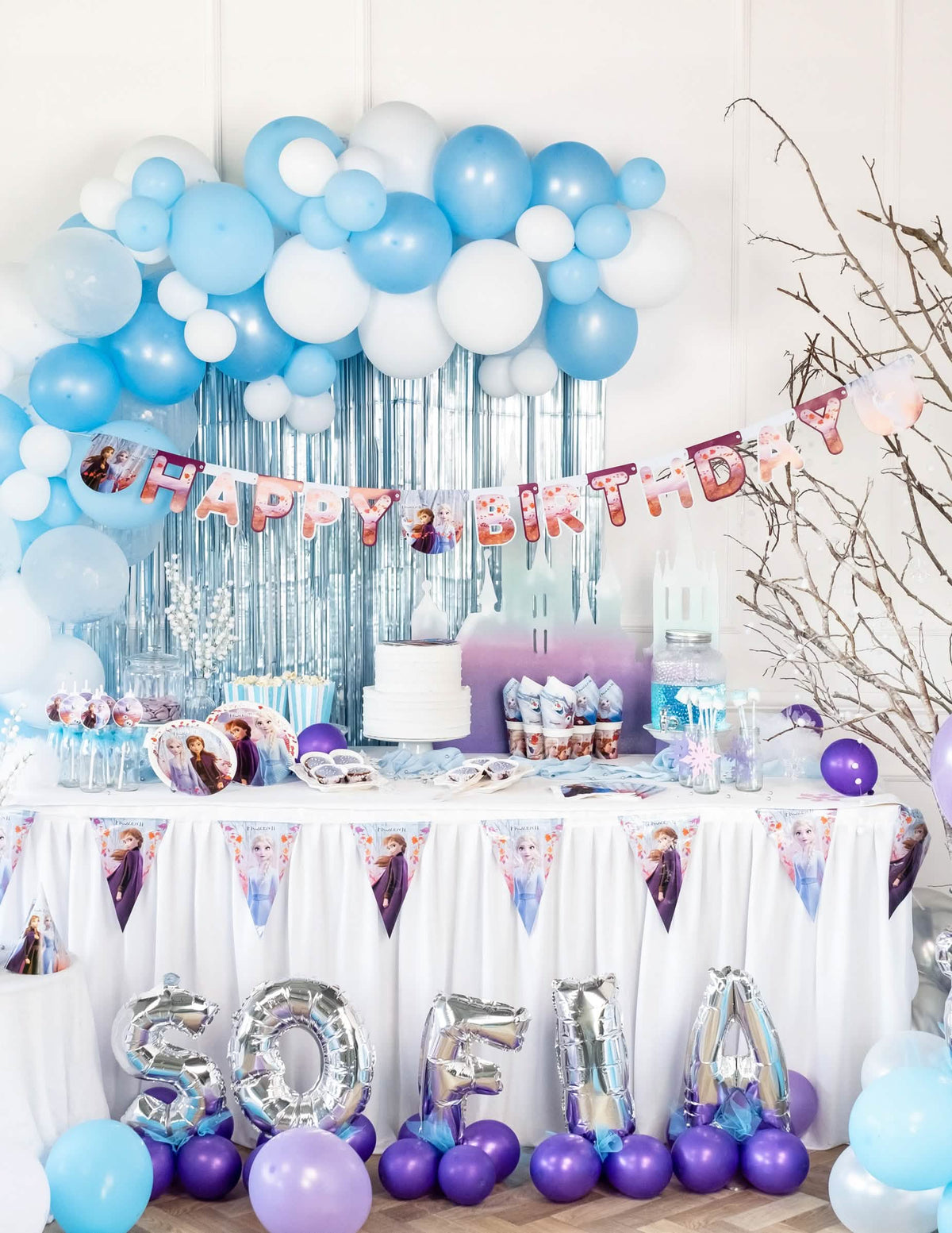 Festliche Inszenierung der Happy Birthday-Girlande Elsa Frozen - Die Eiskönigin 2