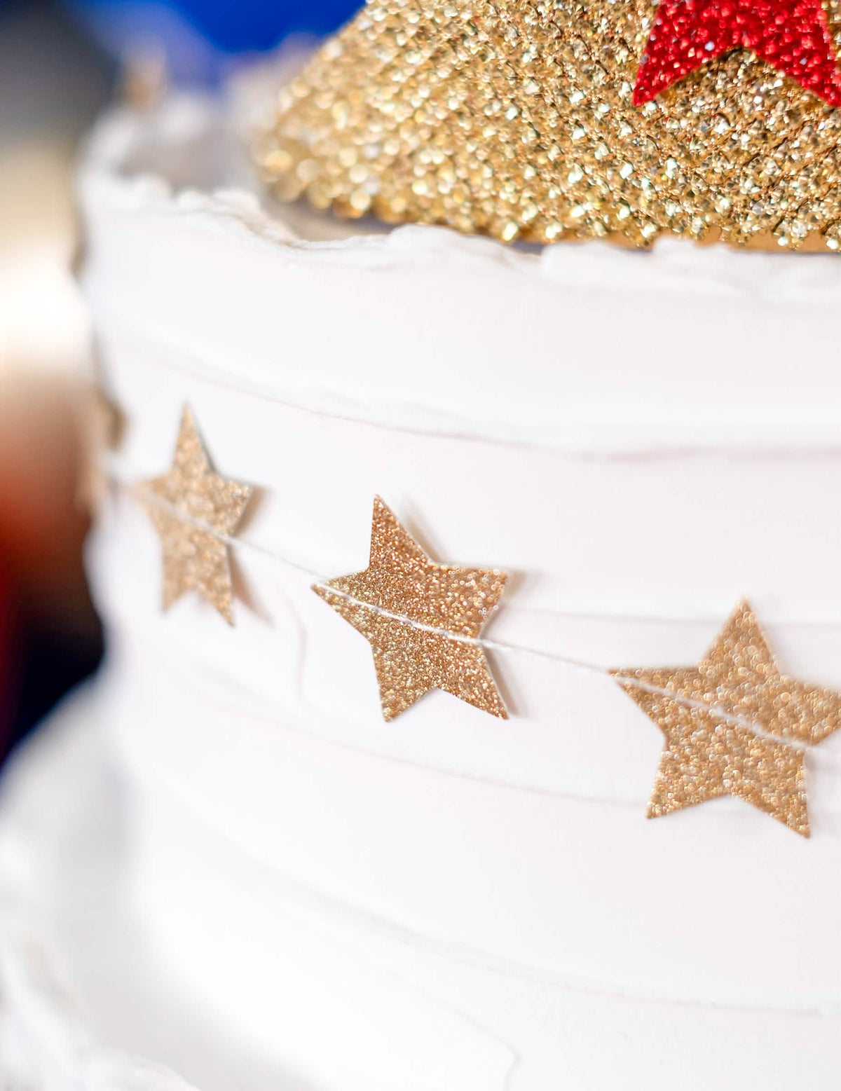 Inszenierung der glitzernden goldenen Mini-Stern-Girlande