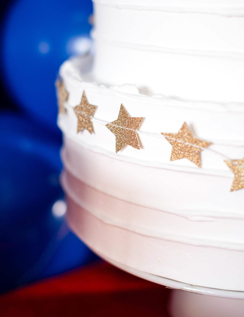 Detail für einen Kuchen der goldenen, glitzernden Mini-Stern-Girlande