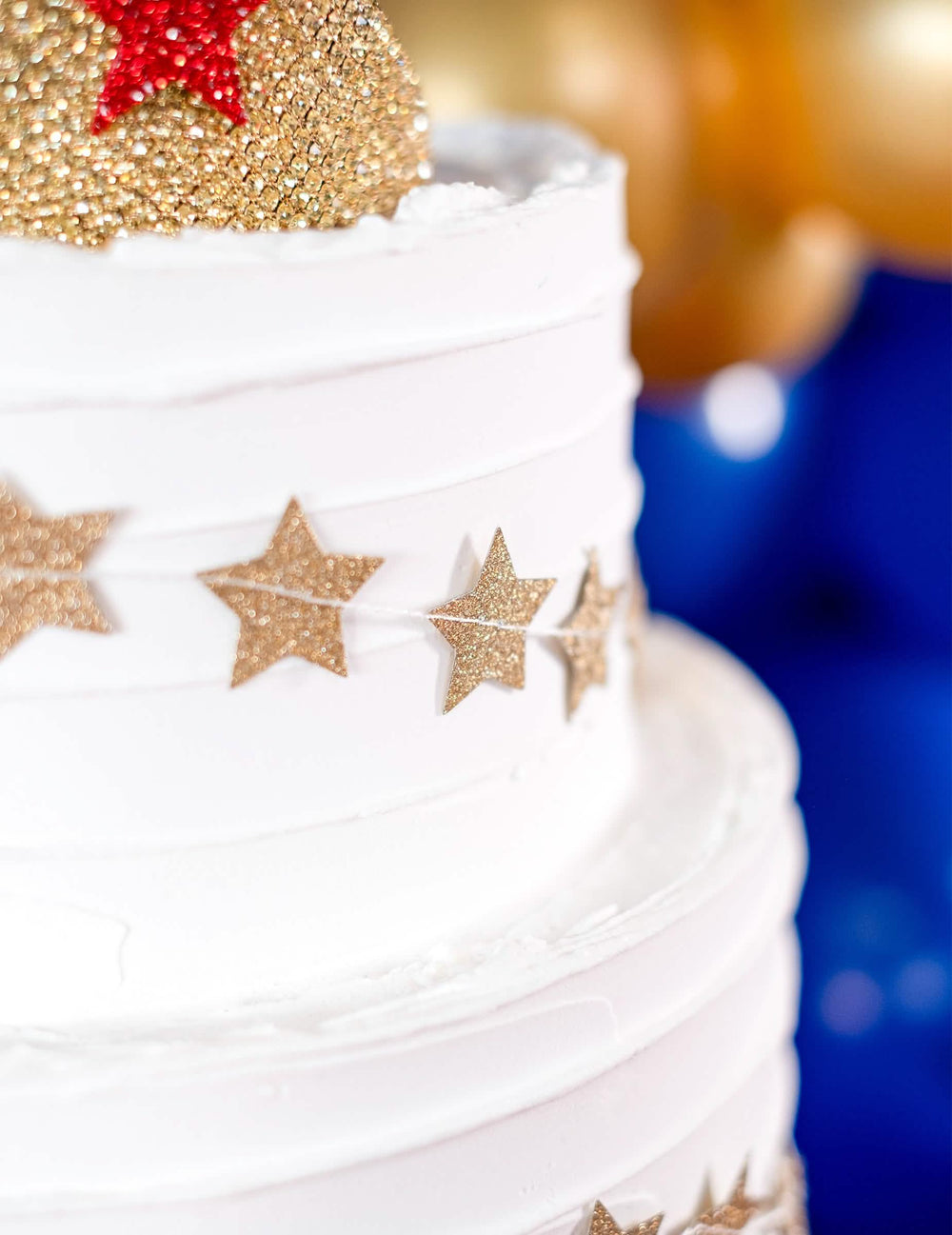 Zoom auf das Rendering auf dem Kuchen der goldenen glitzernden Mini-Stern-Girlande