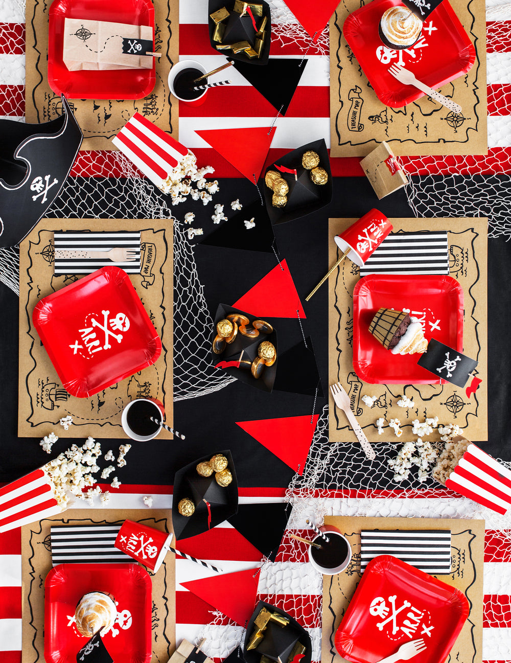 Mise en situation sur table décorée du Kit à cupcake fête de pirate pour enfant