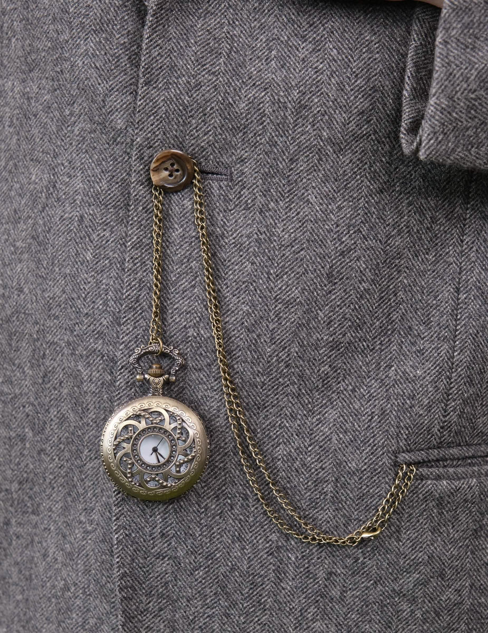 Detail der Taschenuhr und ihrer Kette aus dem accessoires-Set der 20er Jahre