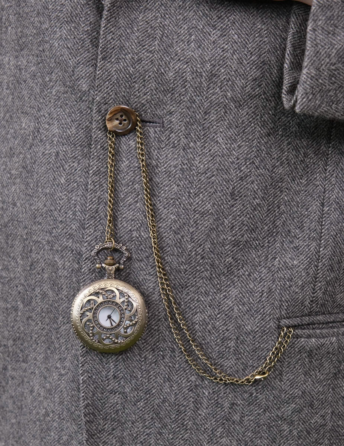 Detail der Taschenuhr und ihrer Kette aus dem accessoires-Set der 20er Jahre