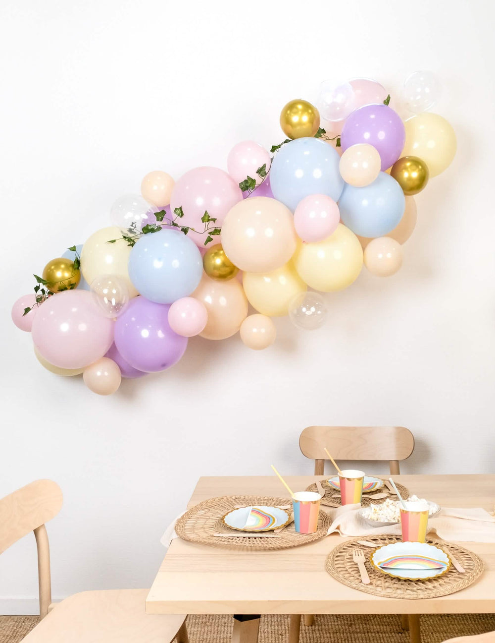 Vue d'ensemble avec décoration de table de l'arche de ballons berlingot pastel