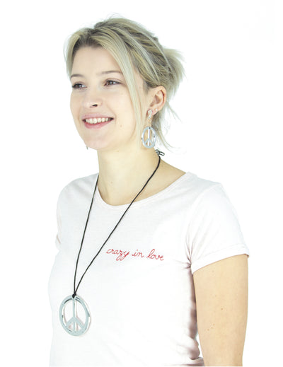 Silberner Hippie-Schmuckset für Frauen mit Anhänger und Ohrringen im Peace-and-Love-Design