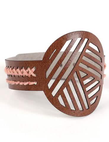 Détail de la broderie et des motifs du kit bracelet à broder motifs géométriques pour enfant