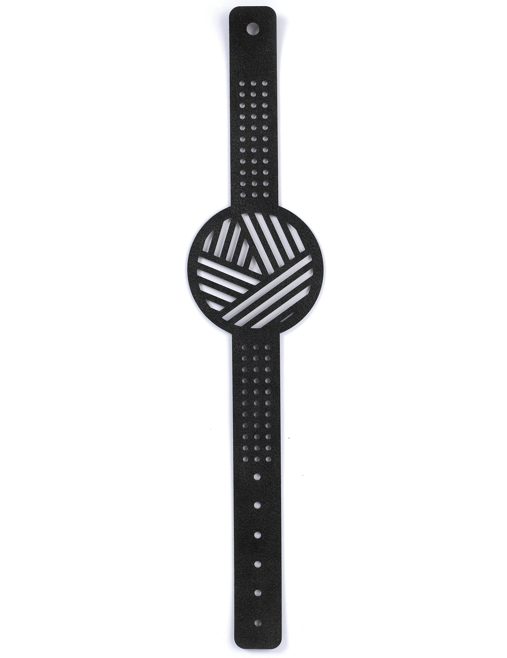 Vue à plat du bracelet noir du kit bracelet à broder motifs géométriques pour adulte