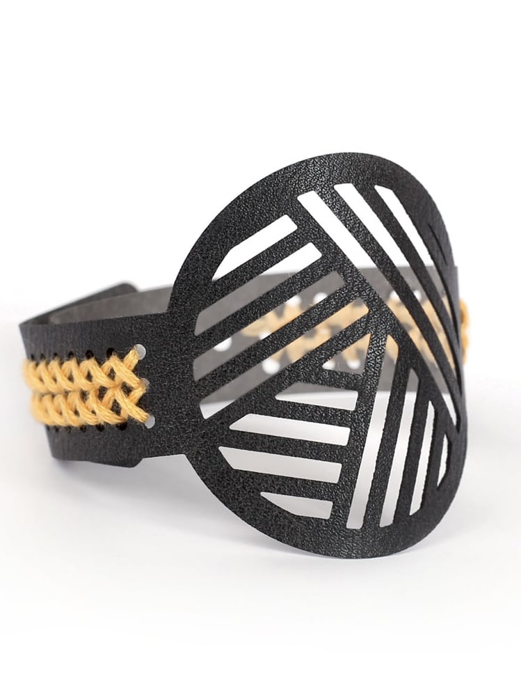 Vue de profil du kit bracelet à broder motifs géométriques pour adulte