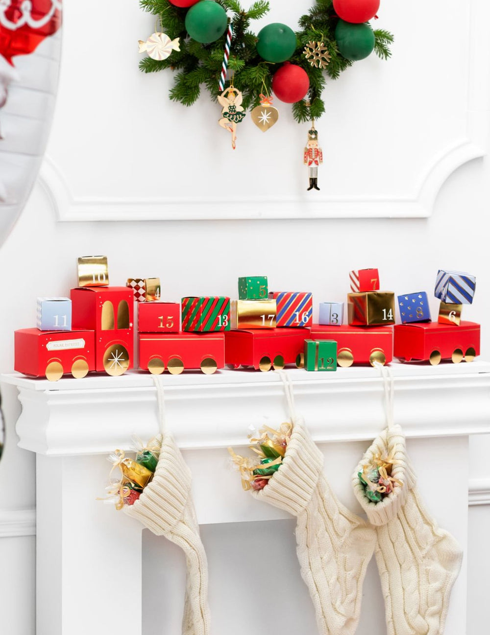 Détail des boîtes et accessoires du kit calendrier de l'avent diy train de Noël