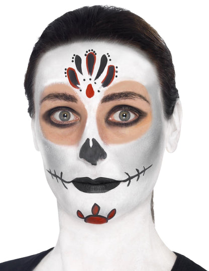 Gros plan sur le maquillage du visage du kit maquillage squelette coloré