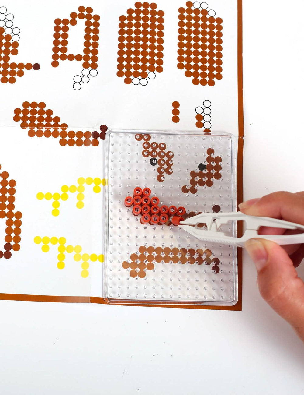 Detaillierte Verwendung der Zange des 3D Bügelperlen-Kits Affe