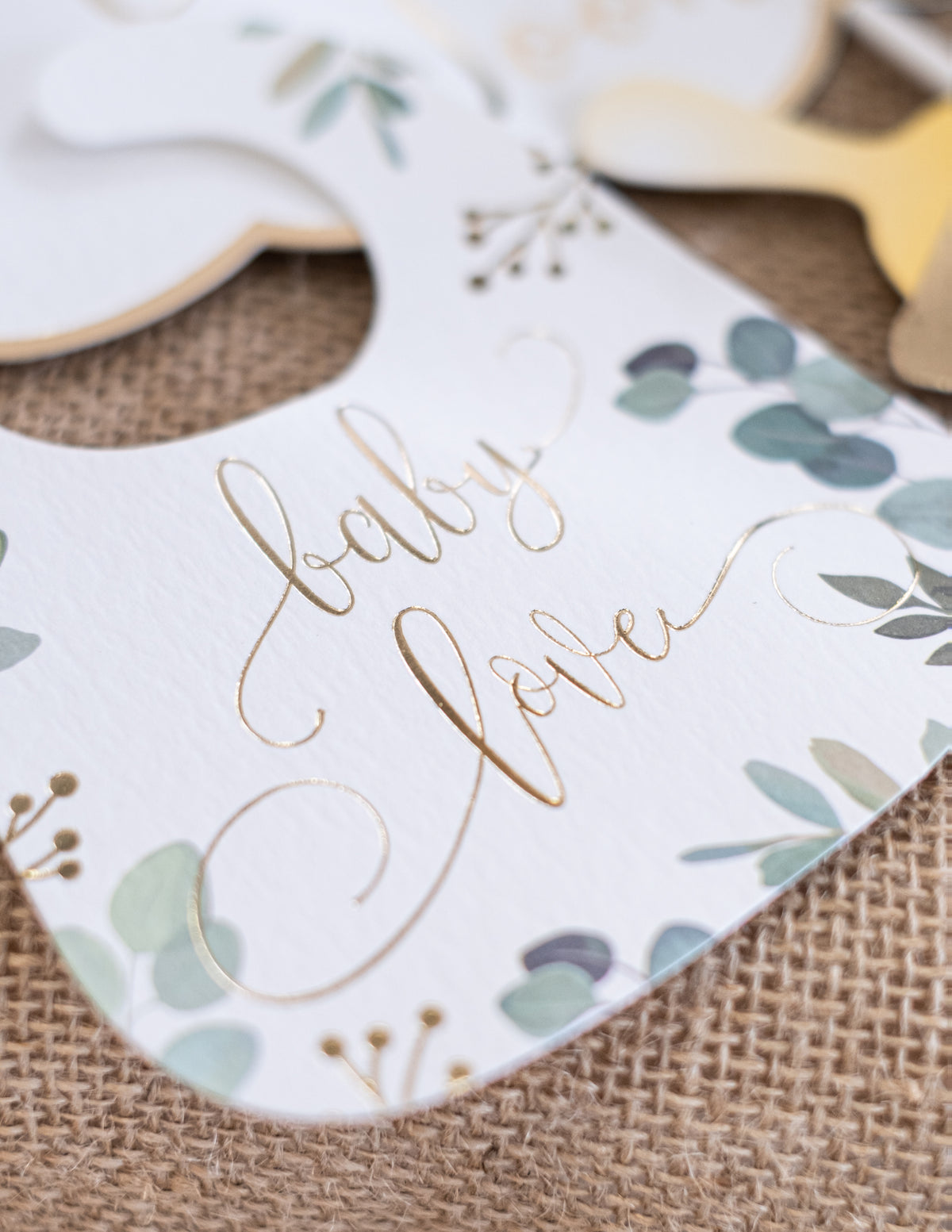 Détail de l'accessoire bavoir baby love du kit photobooth 11 accessoires eucalyptus oh baby