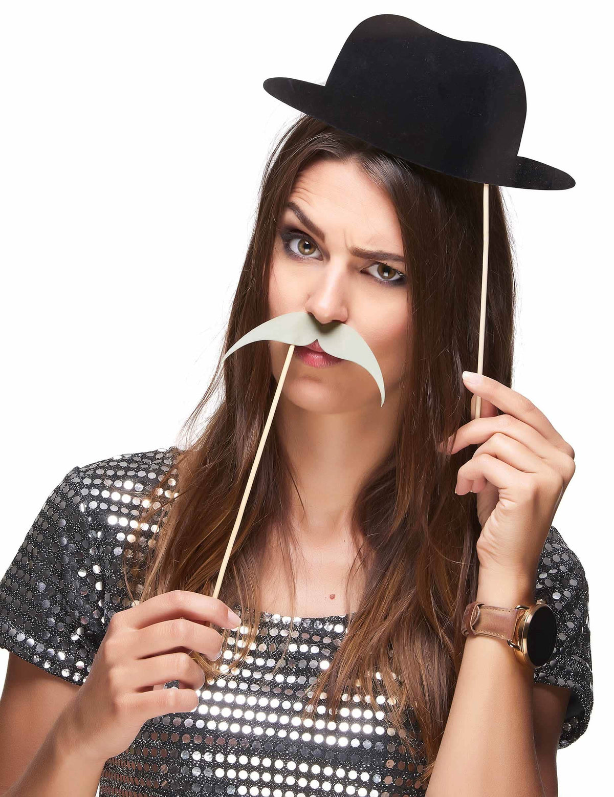 Détail des accessoires chapeau melon et moustache du kit photobooth rétro