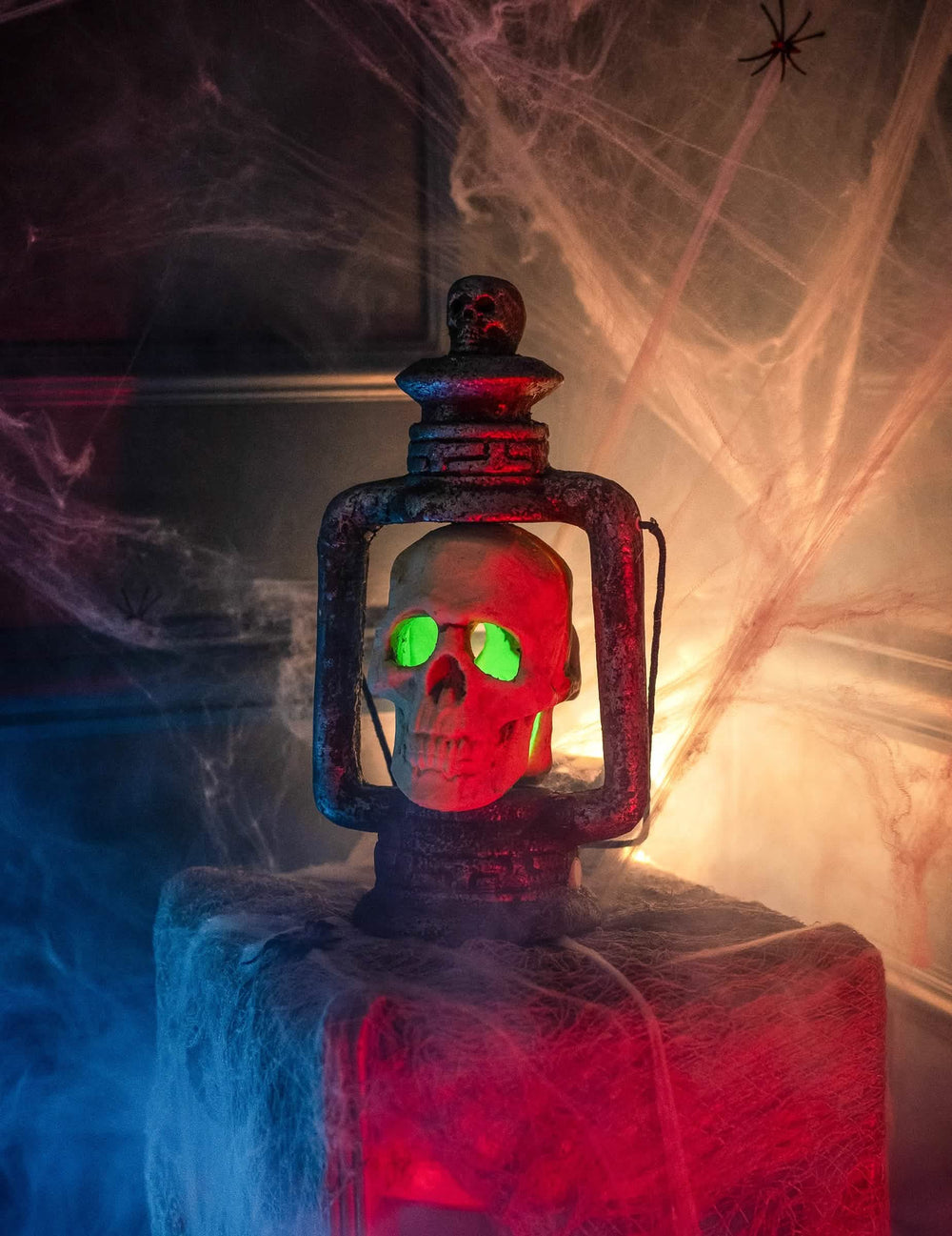 Detail des grünen Lichteffekts der Halloween-Schädel-Laterne