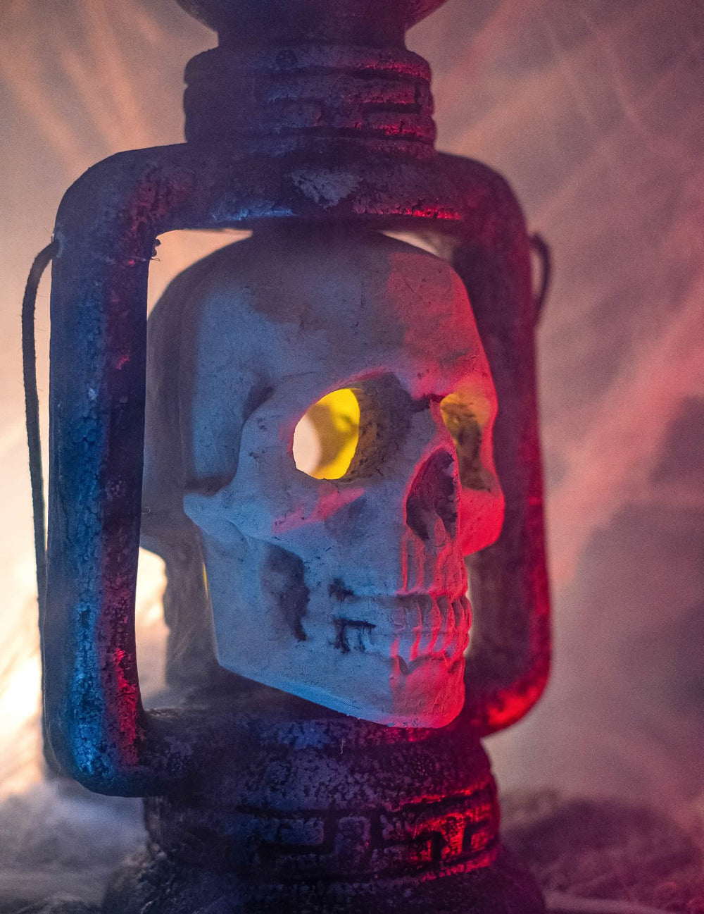 Detail des Gelb-Lichteffekts der Halloween-Schädel-Laterne