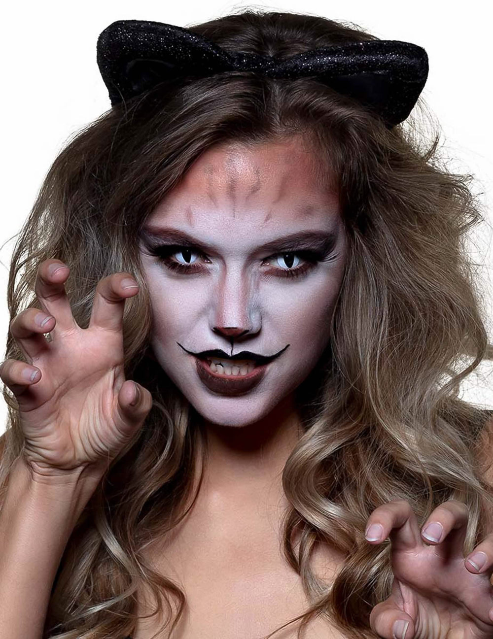 Großaufnahme des getragenen Looks der Fantasie-Kontaktlinsen Katzenauge für Erwachsene