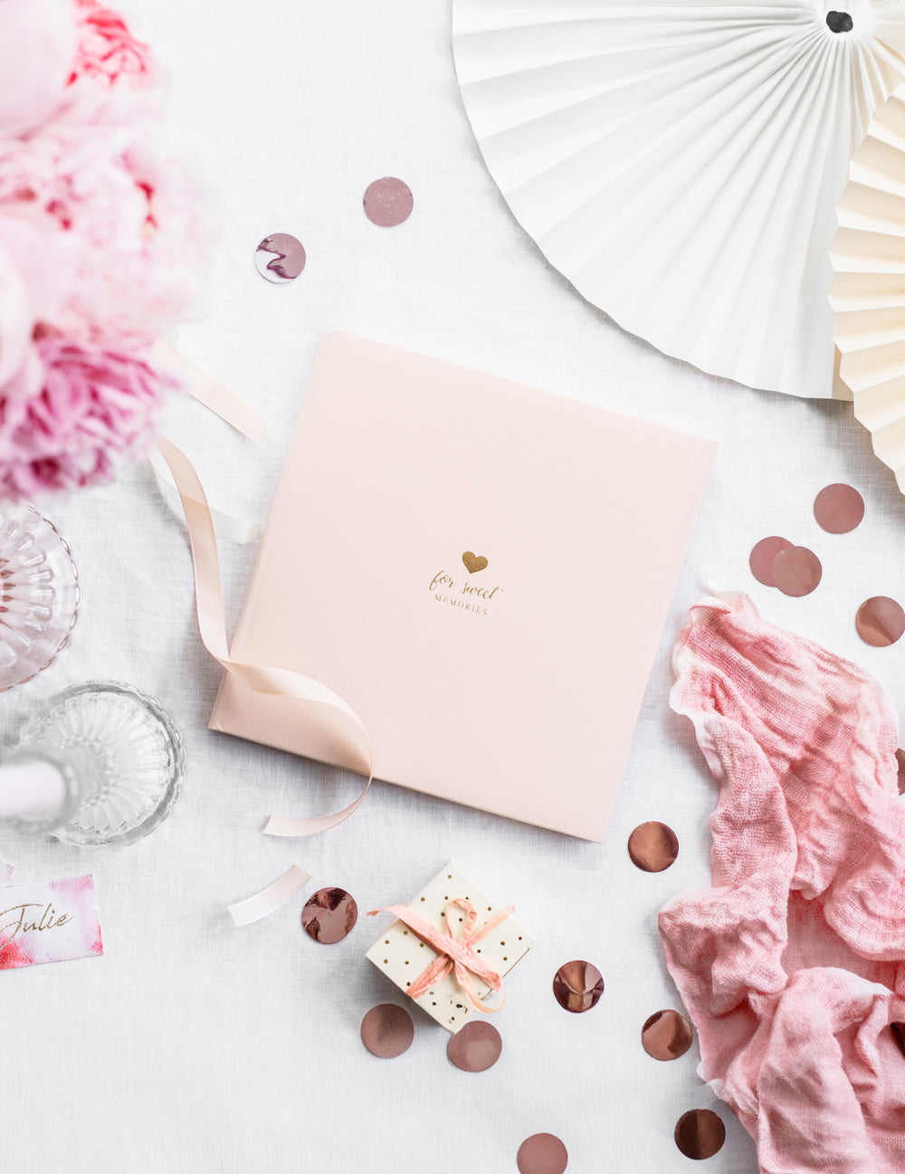 Mise en scène avec décorations du livre d'or mariage romantique