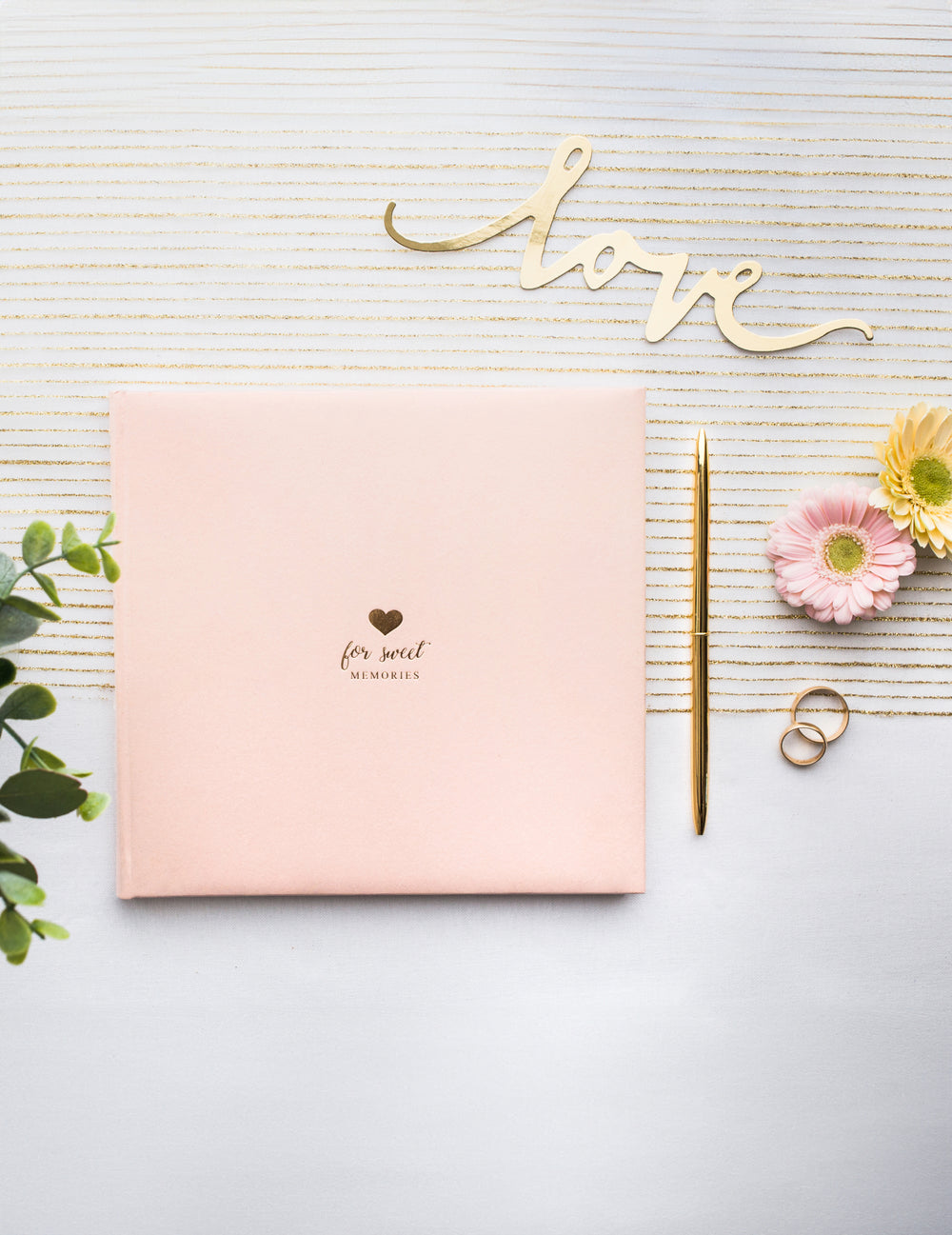 Vue de dessus avec accessoires du livre d'or mariage romantique