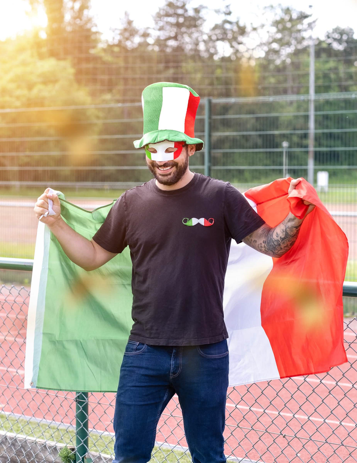 Mise in Szene mit Flagge und supporter-Hut von Wolf Italien