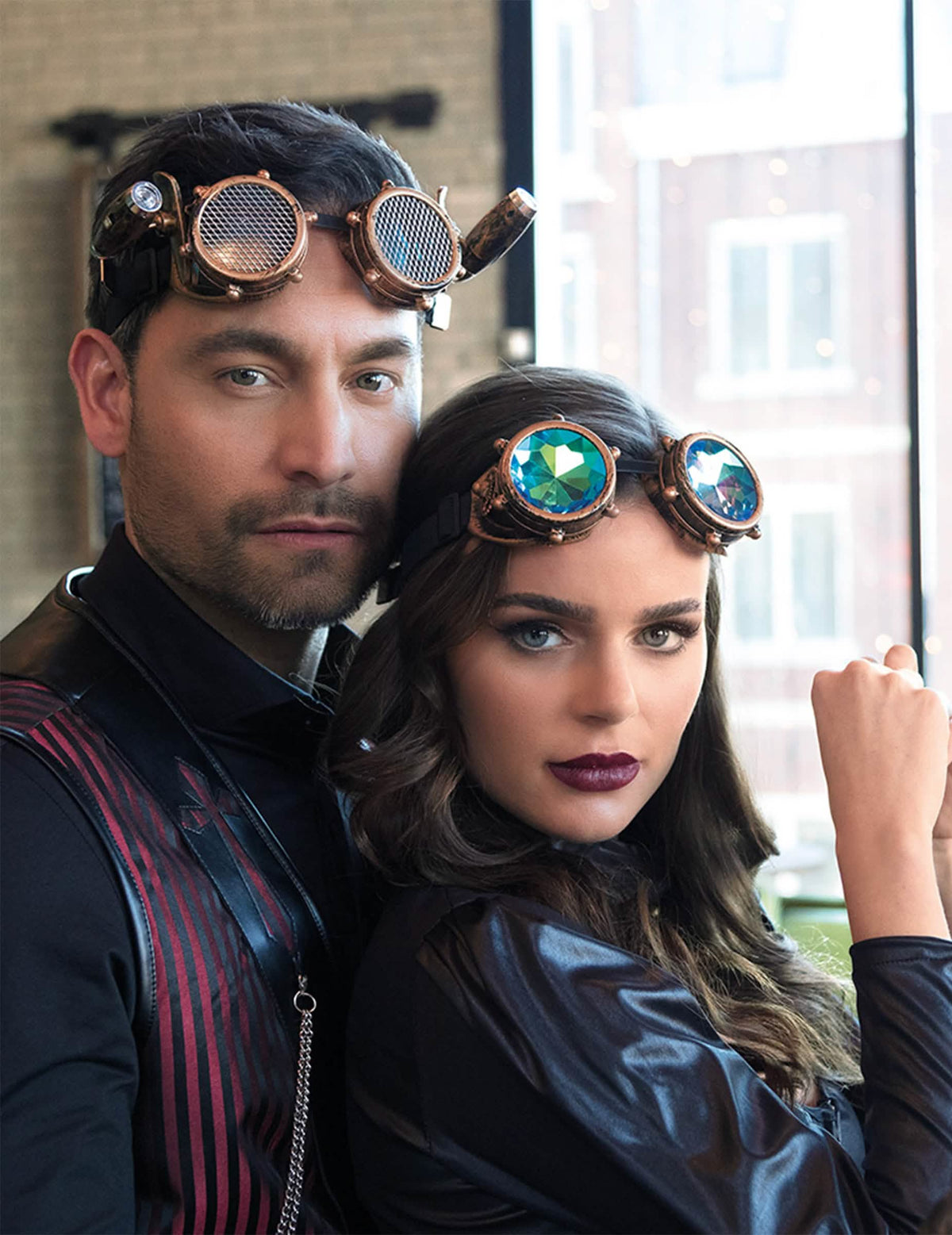 Mise en situation par un couple des lunettes steampunk pour adulte