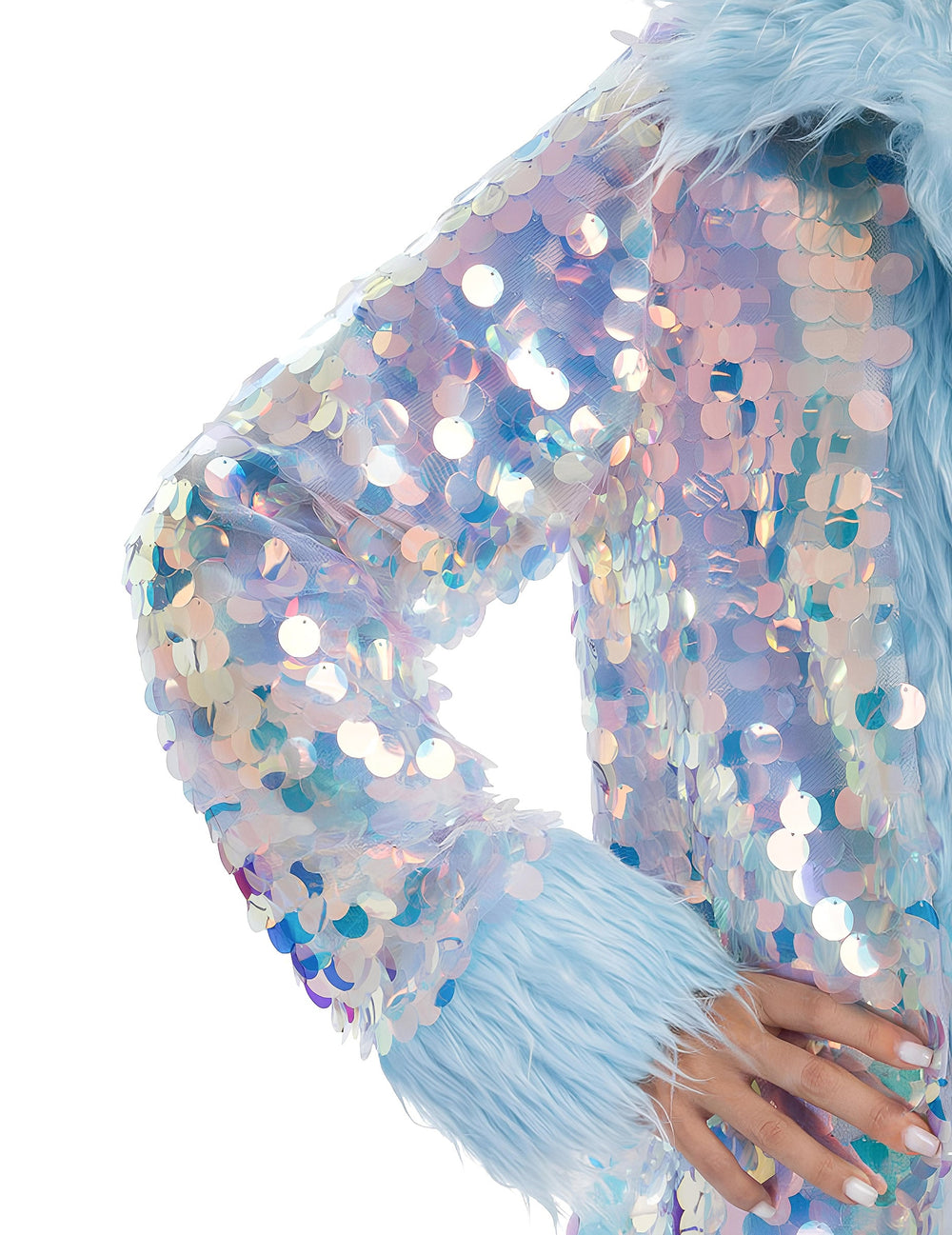 Gros plan sur les paillettes et la fausse fourrure du manteau réversible à paillettes et fausse fourrure pour adulte bleu