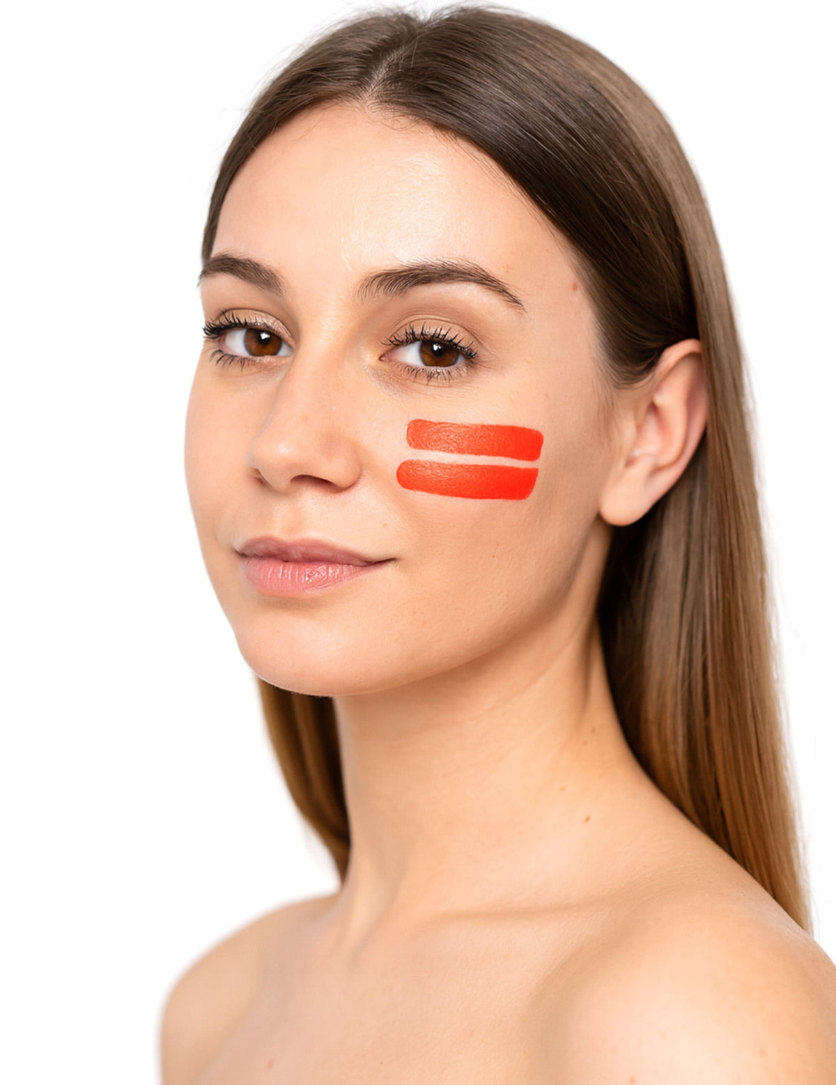 Application sur la joue du maquillage fard gras pour adulte orange