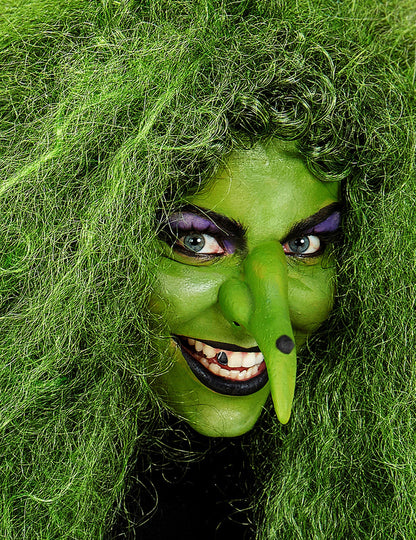 Zoom sur le visage avec prothèse du maquillage de monstre
