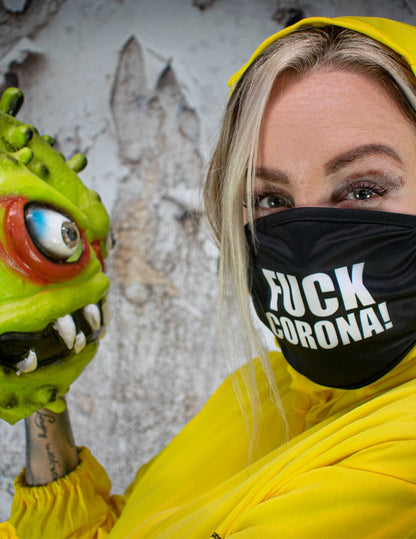Mise en situation du masque cache nez imprimé Fuck Corona