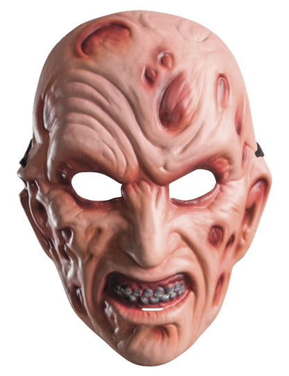 Gros plan sur les détails du visage du masque en plastique Freddy pour adulte