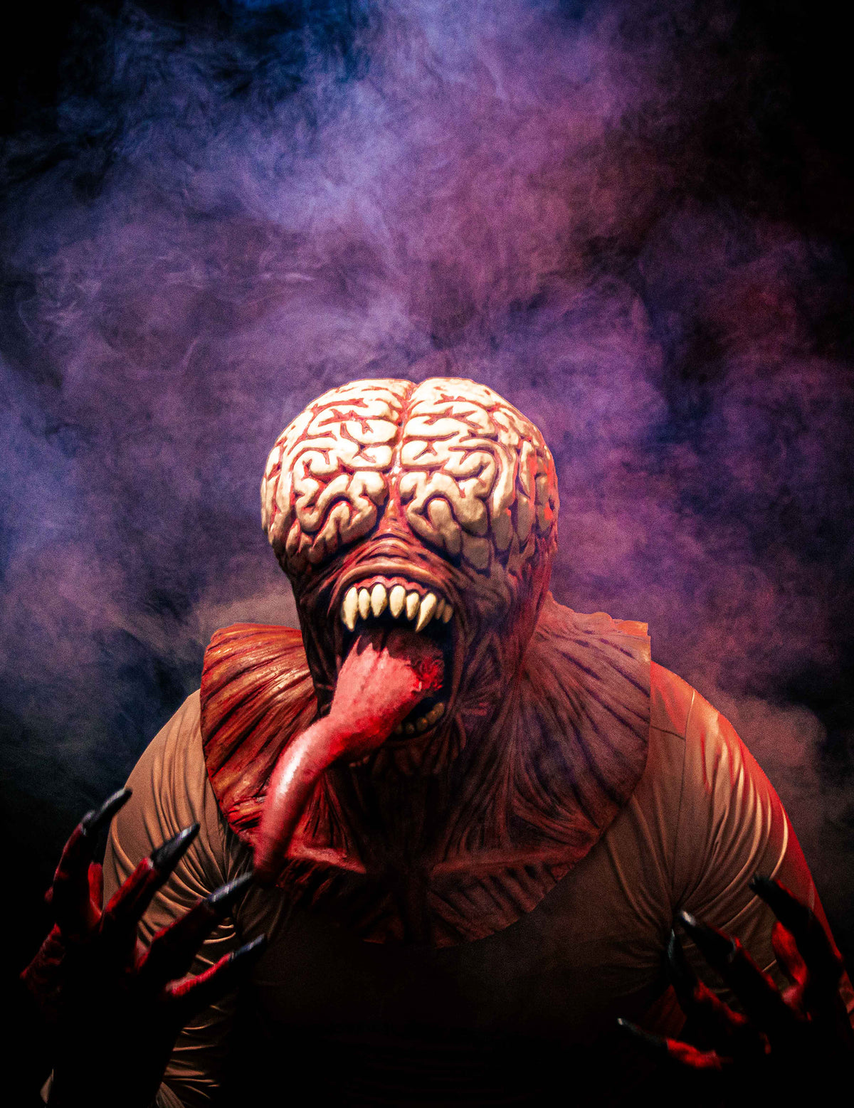 Mise en situation avec fumée du masque intégral de monstre cerveau apparent