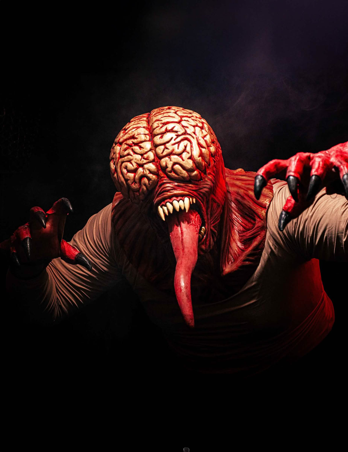 Mise en situation de face avec griffes du masque intégral de monstre cerveau apparent