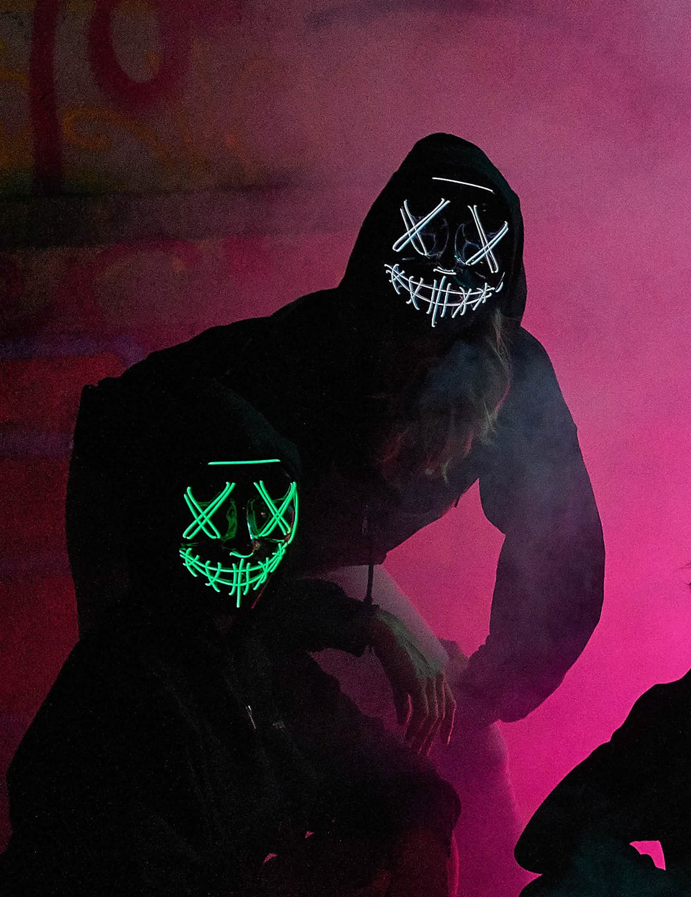 Inszenierung in der Dunkelheit der leuchtenden LED-Maske für Erwachsene Grün