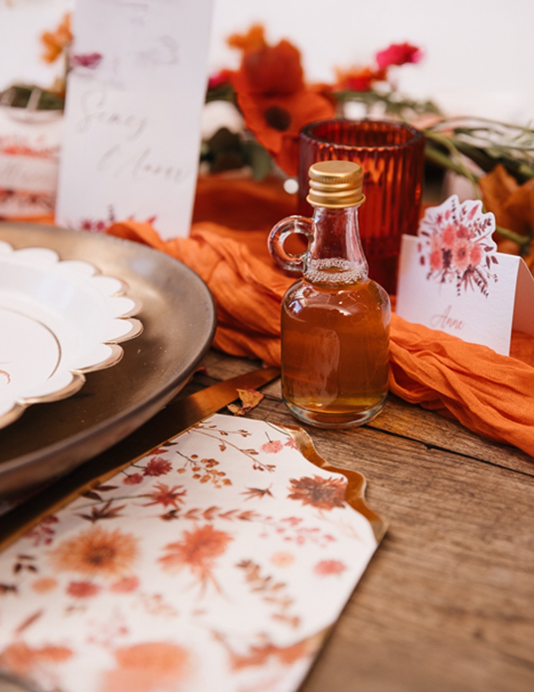 Mise en situation sur une table décorée de la mignonnette en verre pour mariage