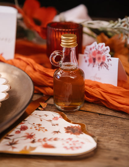 Gros plan sur l'anse et le bouchon de la mignonnette en verre pour mariage