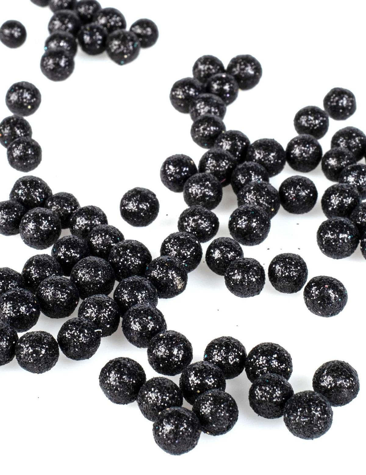 Gros plan sur les mini boules pailletées confettis de table chic