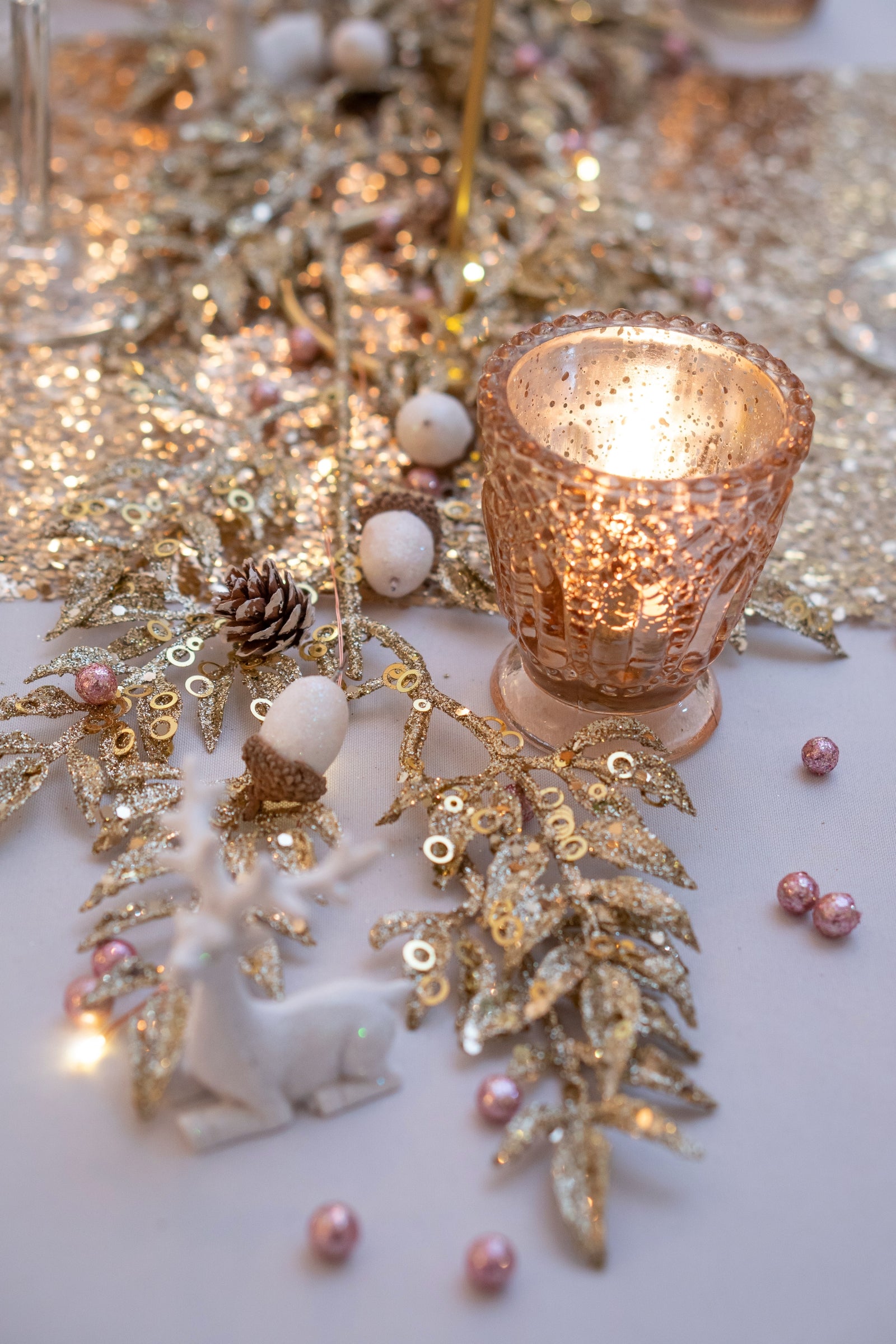 Mise en scène sur une table de fête des mini boules pailletées pour décoration