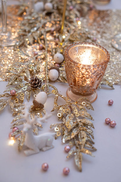 Mise en scène sur une table de fête des mini boules pailletées pour décoration