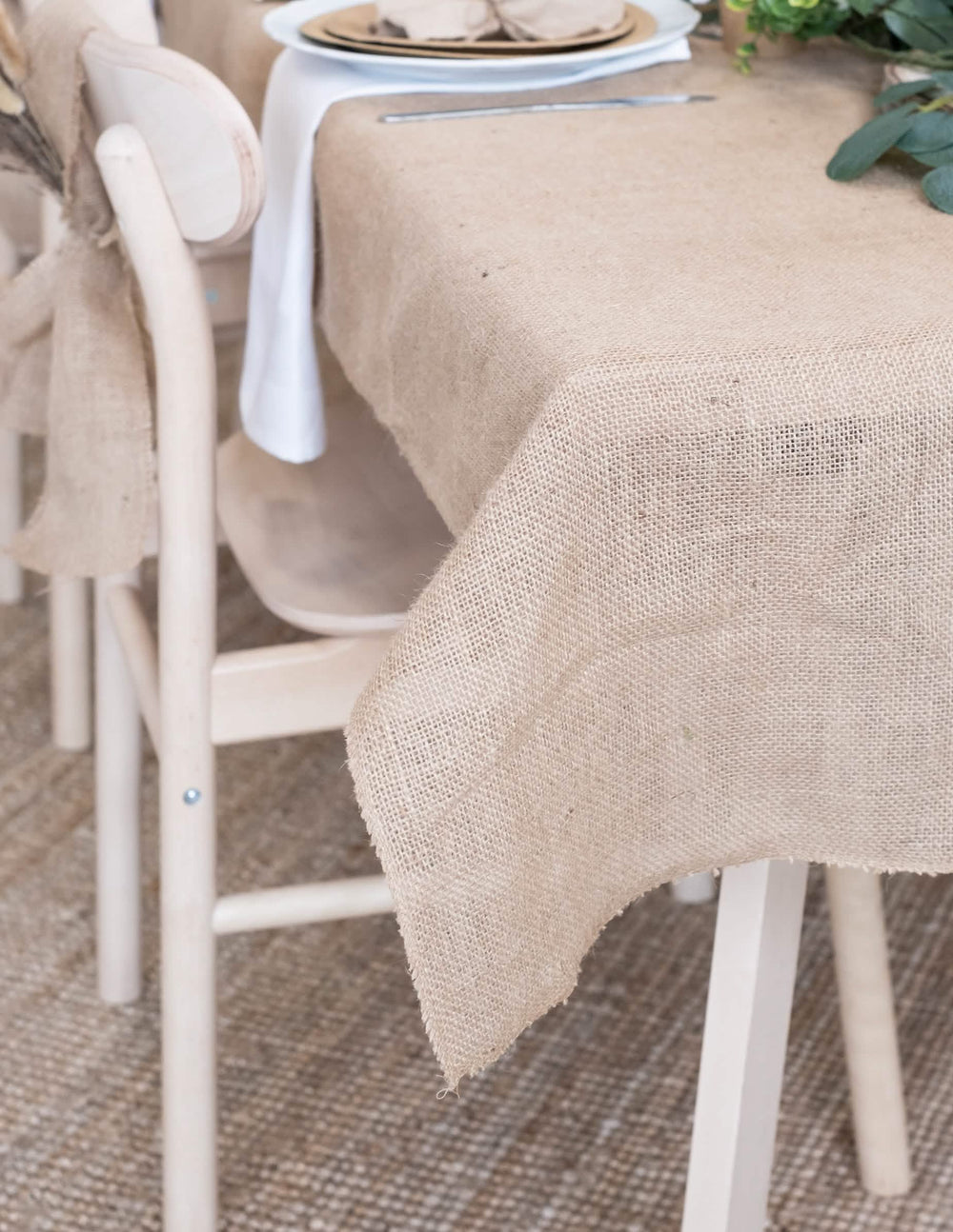 Detail der Ecke der rechteckigen Jute-Tischdecke im natürlichen Boho-Stil