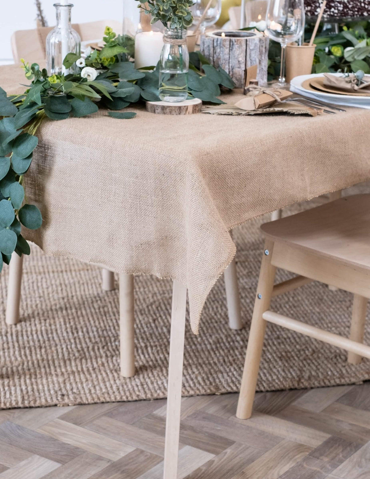 Inszenierung der rechteckigen Jute-Tischdecke im natürlichen Boho-Stil