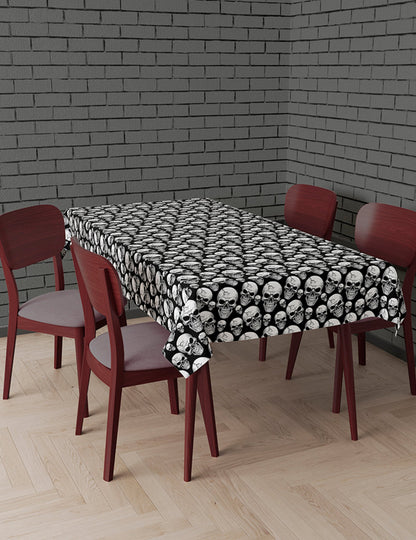 Mise en situation avec chaises de la nappe tête de mort