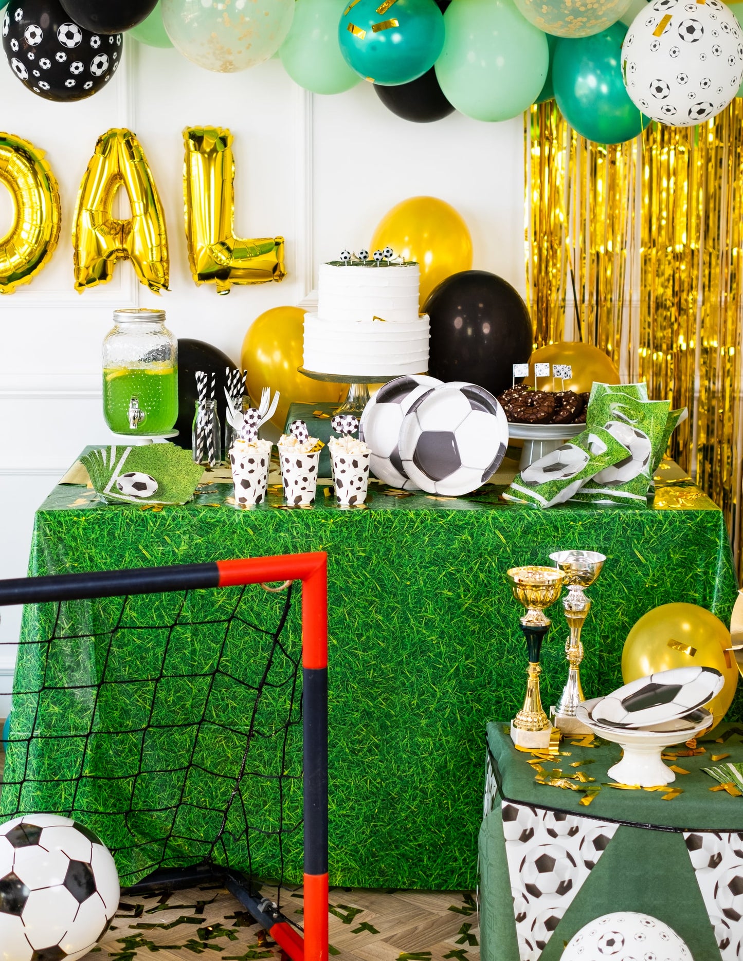 Mise en scène pour un anniversaire football de la nappe effet herbe verte en plastique