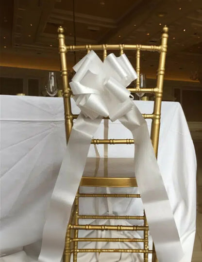 Mise en situation sur une chaise du nœud géant à tirer pour décoration blanc effet satin