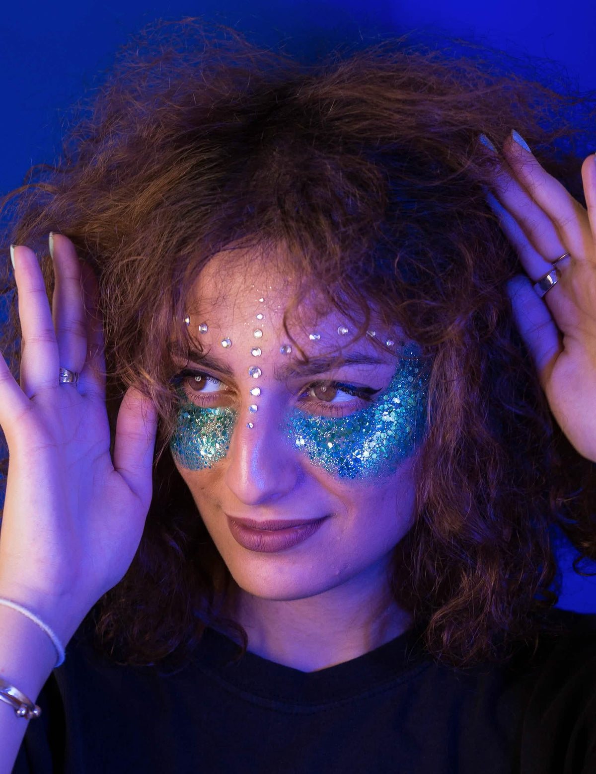 Maquillage artistique turquoise réalisé avec les paillettes biodégradables Polysirene