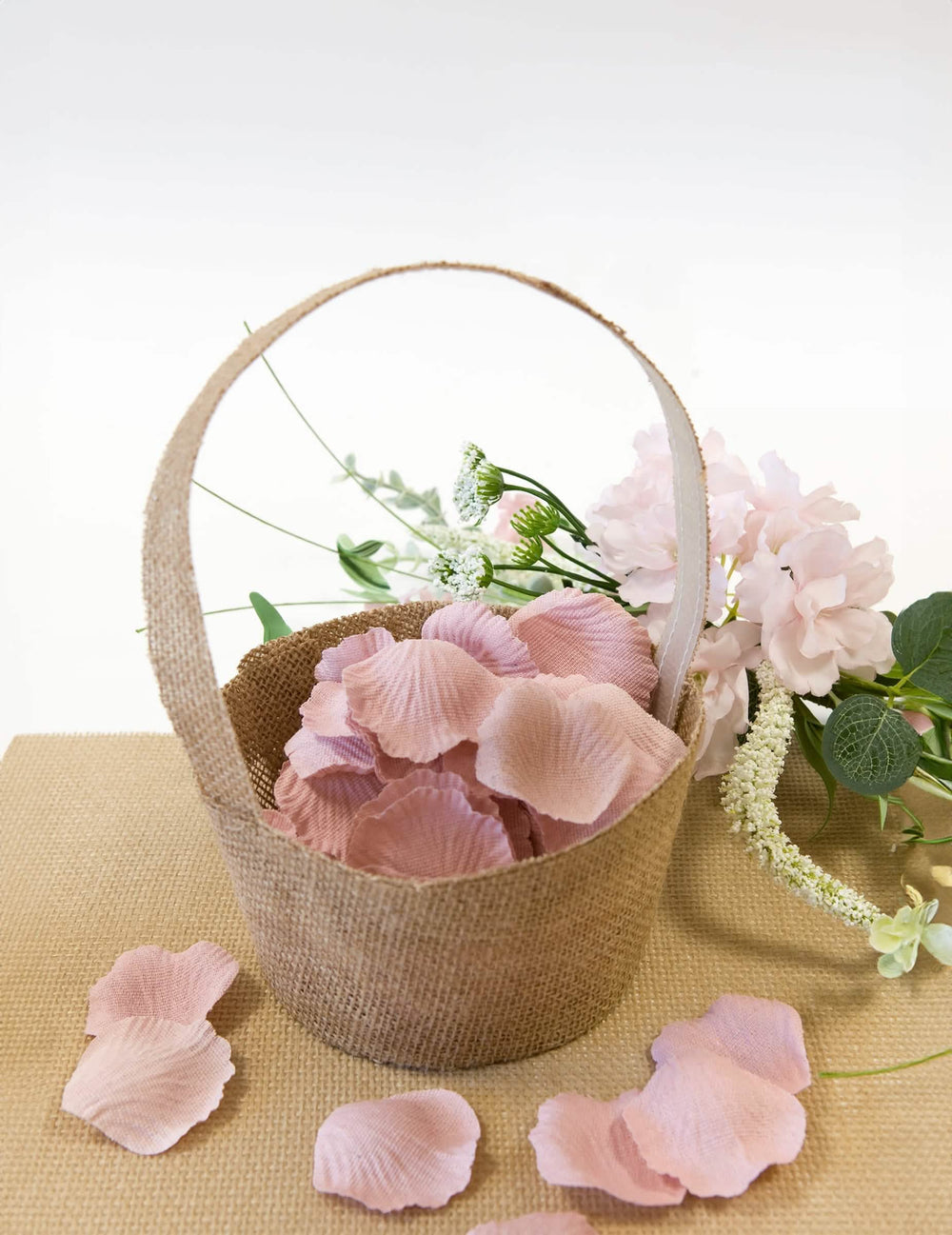Panier garni de pétales de fleurs roses du panier effet jute pour fête